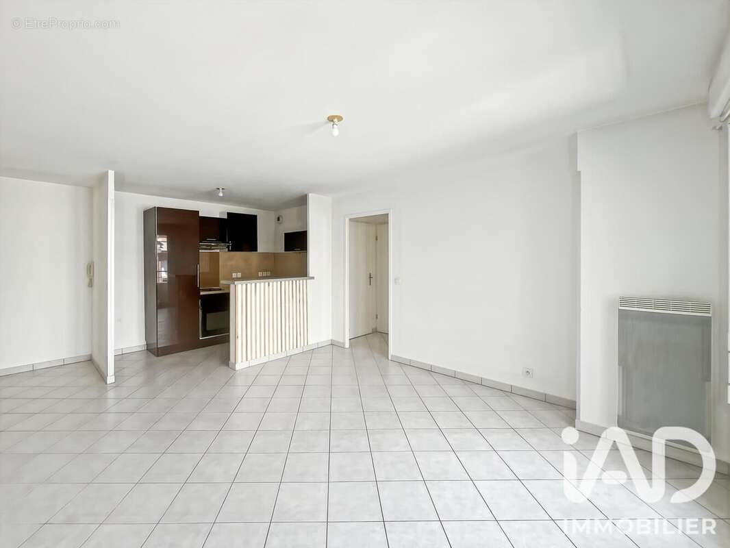 Appartement 45 m² à Combs-La-Ville  - photo 2