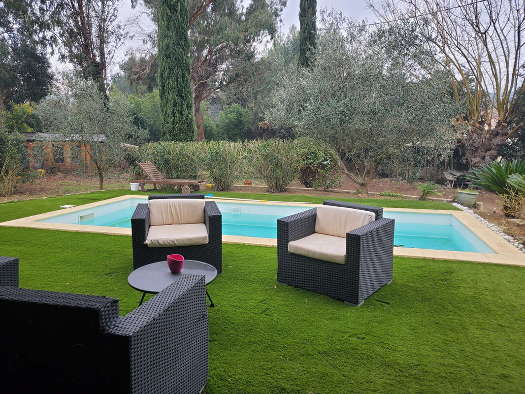 villa 4 pièces avec piscine et terrain constructible à 5 min à pieds du village du plan de la tour - photo 2