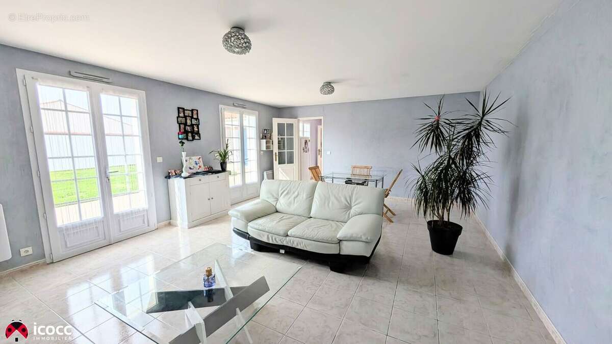 Maison à CHAMPAGNE-LES-MARAIS