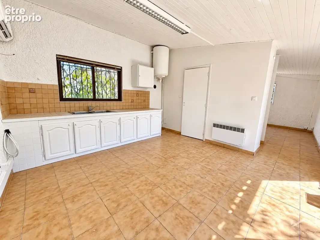Nathalie Sinad vous présente à Uchaux cette propriété d'environ 201 m2 au total, avec piscine, studio et appar - photo 22