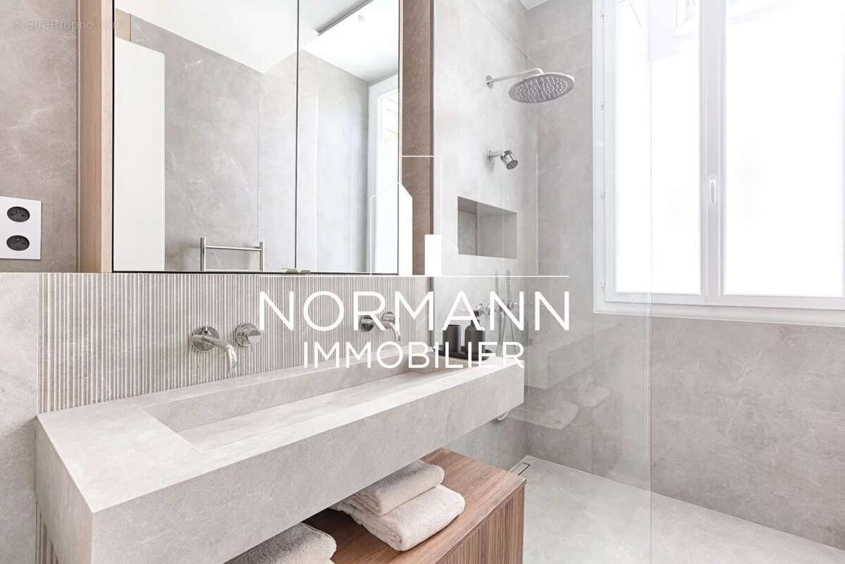 Appartement à PARIS-1E