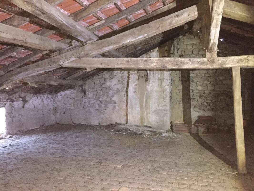 Maison à SAINT-HILAIRE-LE-CHATEAU