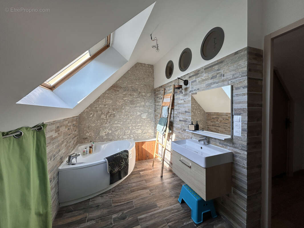 Maison à LA CHAPELLE-BLANCHE-SAINT-MARTIN