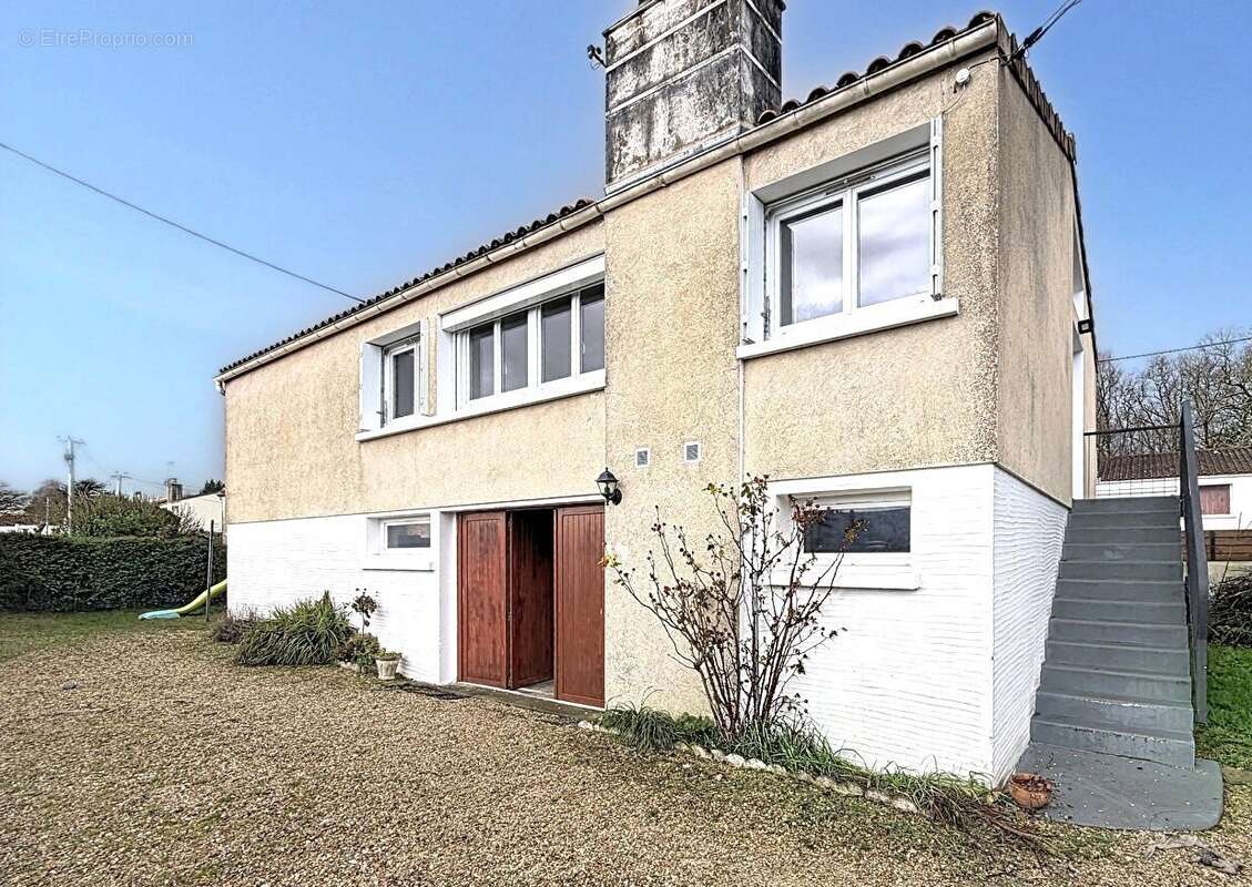 Maison 84 m² à Saint-Cesaire  - photo 4