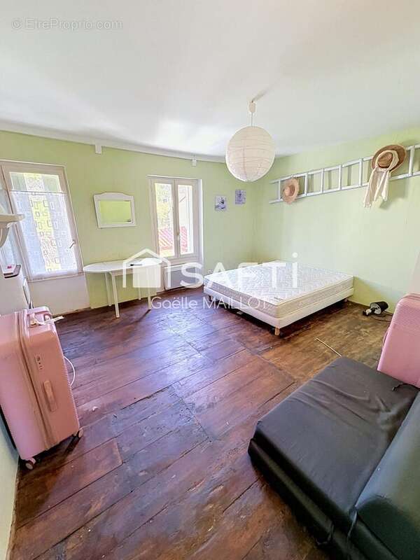 Maison 162 m² à Saint-Laurent-De-Cerdans  - photo 2