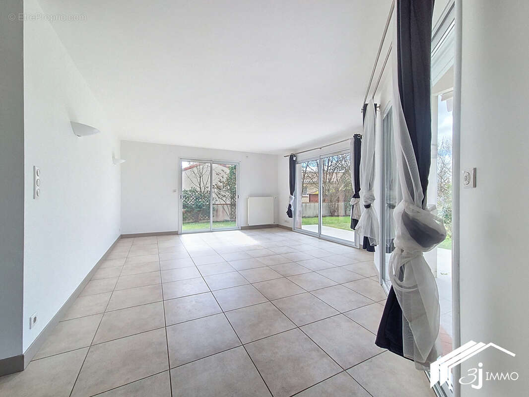 Maison à LA SALVETAT-SAINT-GILLES