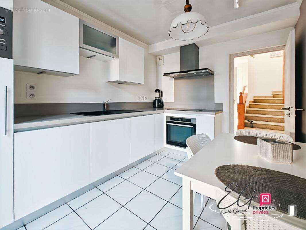 Maison rénovée 3 chambres avec jardin clos et deux places de parking - photo 7