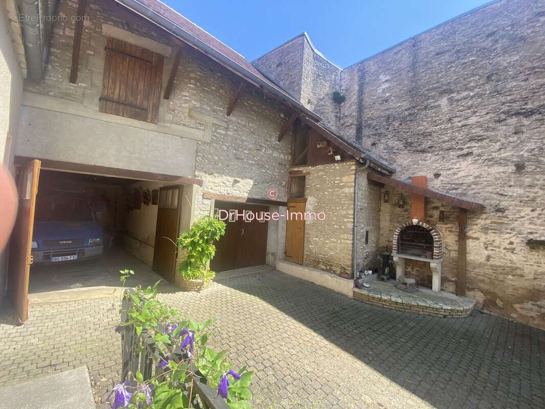 Maison à COUSSEGREY