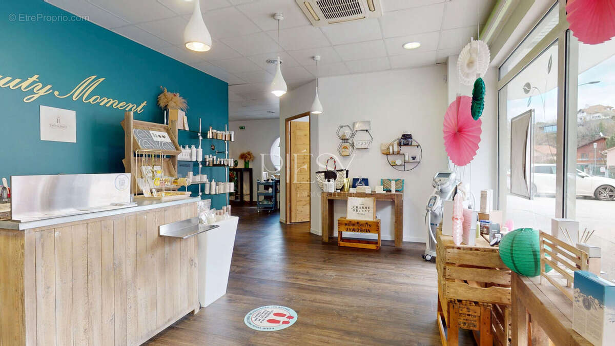 Commerce à ETREMBIERES