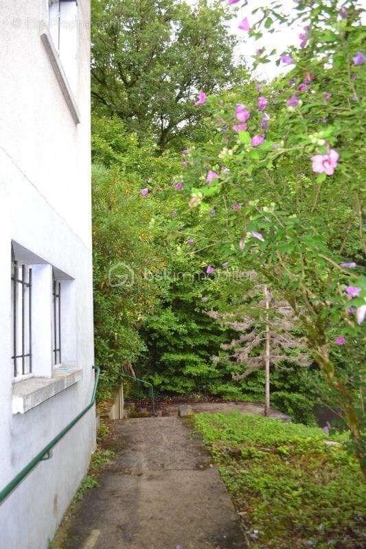 À vendre : Maison élevée sur sous-sol dans un quartier calme et recherché - photo 2