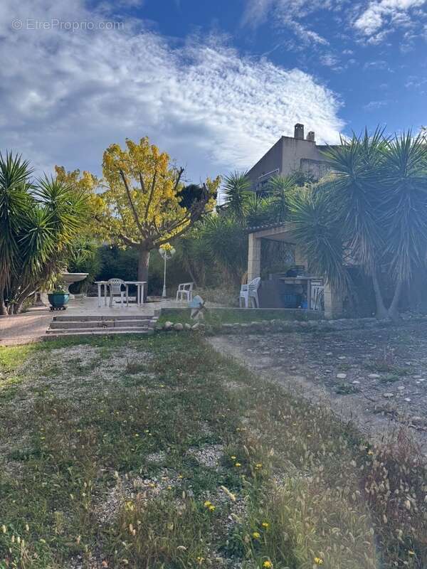 Terrain à SAINT-MITRE-LES-REMPARTS