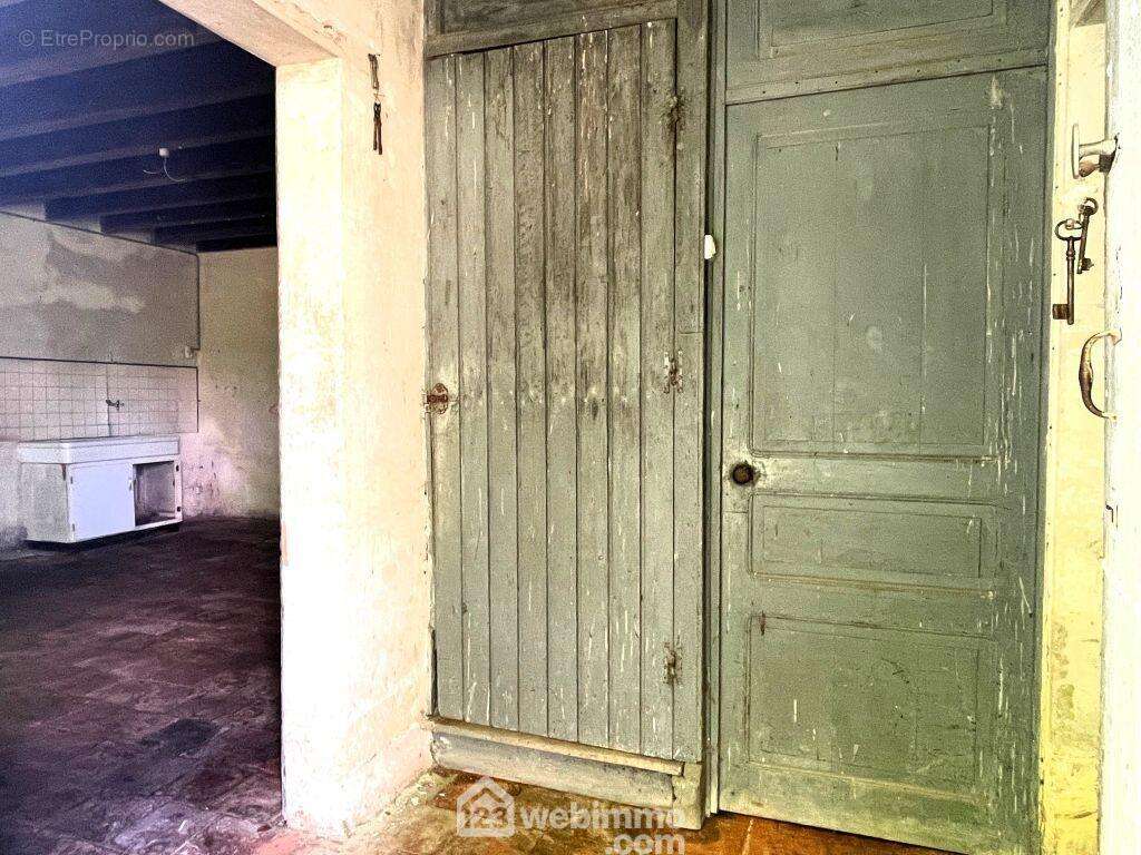 L&#039;entrée sépare les pièces de vie : - Maison à CERSAY