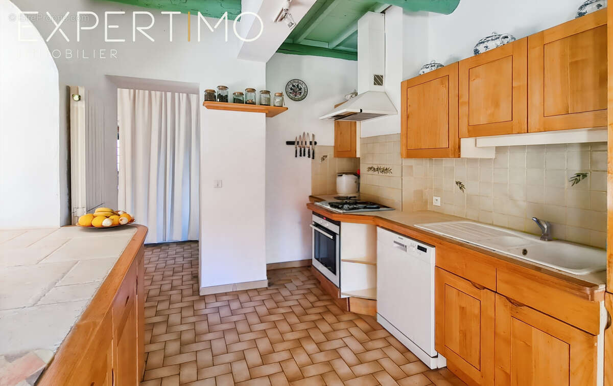 Propriété comprenant deux maisons dont une avec piscine intérieure chauffée - photo 10
