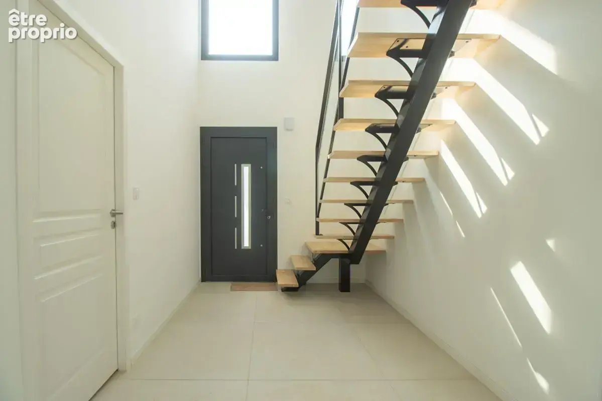Maison contemporaine - 6 pièces - 145 m² - 4 chambres - Terrasse, Jardin et Garage - photo 7