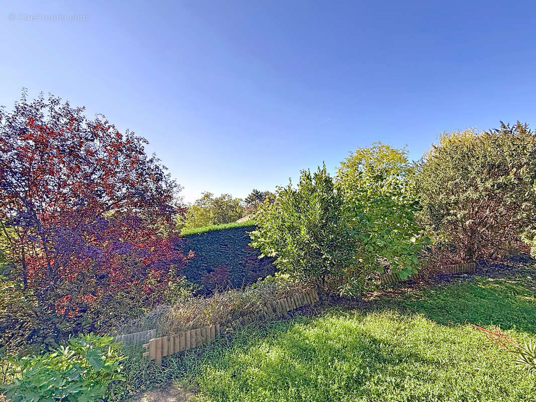 Maison à SAINT-GENIS-LES-OLLIERES