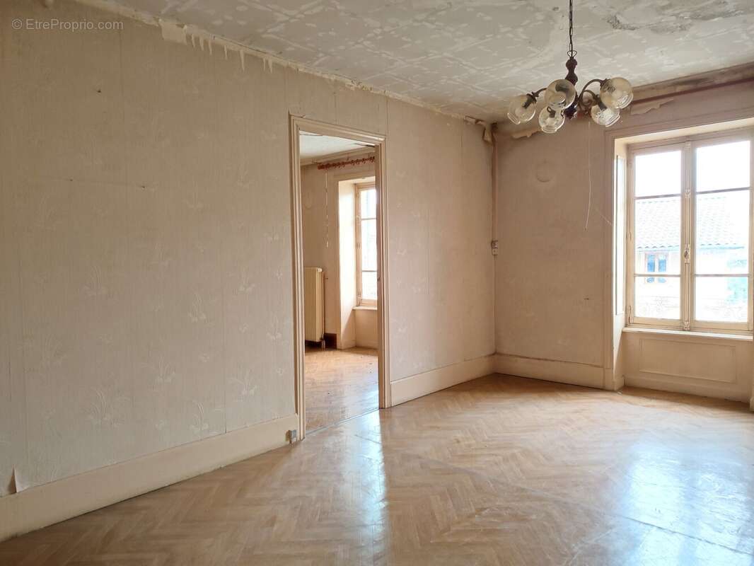 Maison à SAINT-JULIEN-SUR-REYSSOUZE