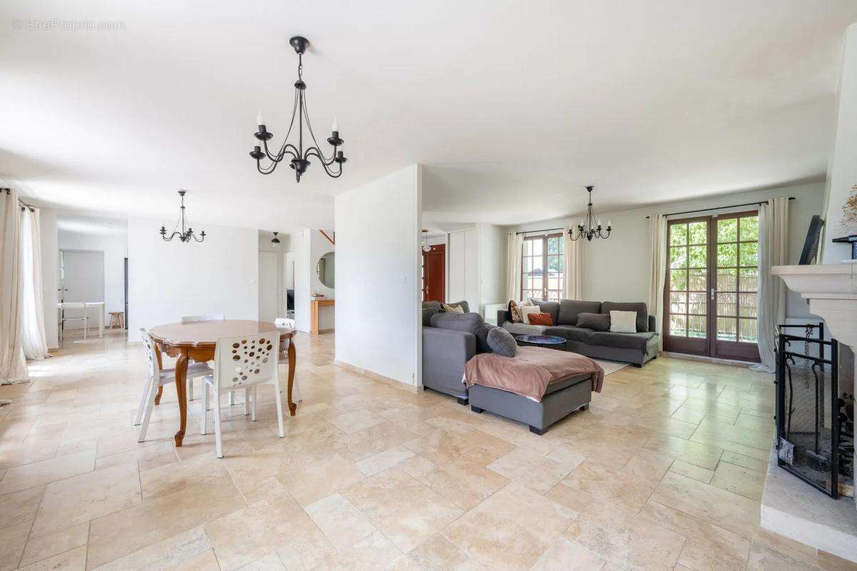Maison à LE MESNIL-SAINT-DENIS
