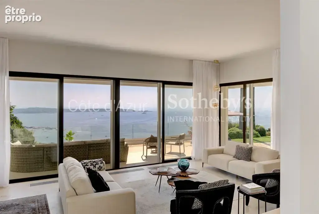 Super Cannes Vallauris, villa de 260 m² avec cinq chambres, piscine et vue mer - photo 7