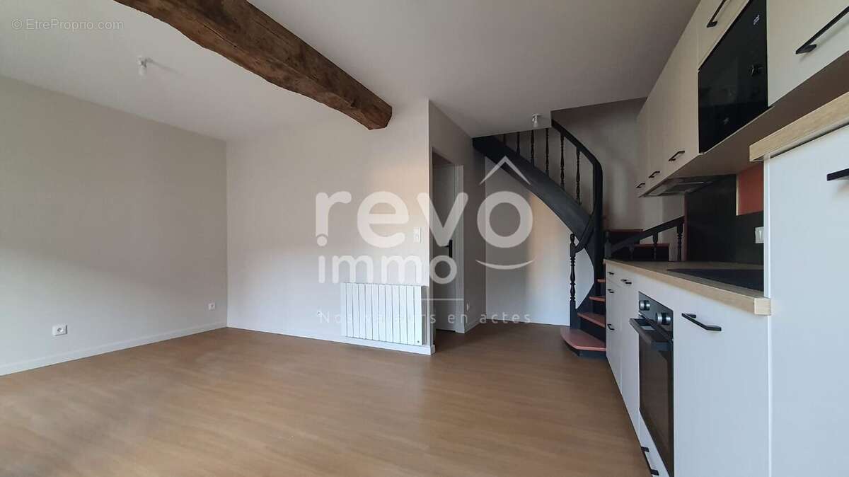 Maison à SAINT-LAMBERT-DU-LATTAY