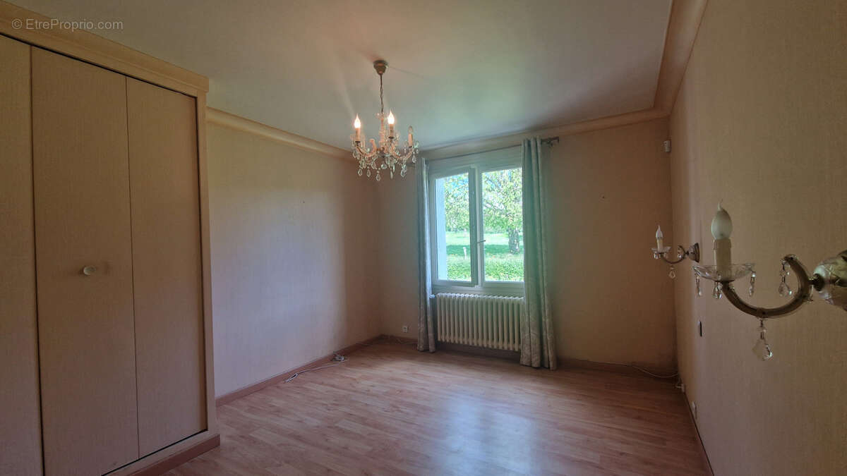 Maison à LE PUY-NOTRE-DAME