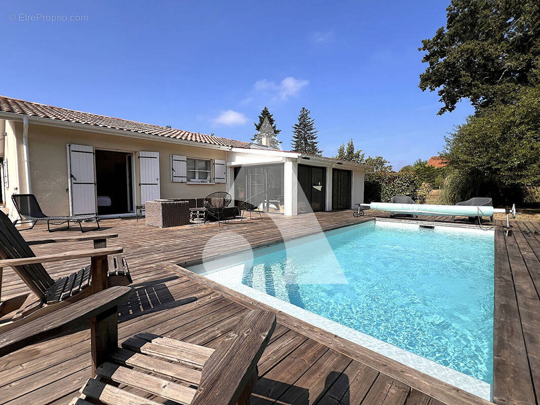 Maison à LA CLOTTE