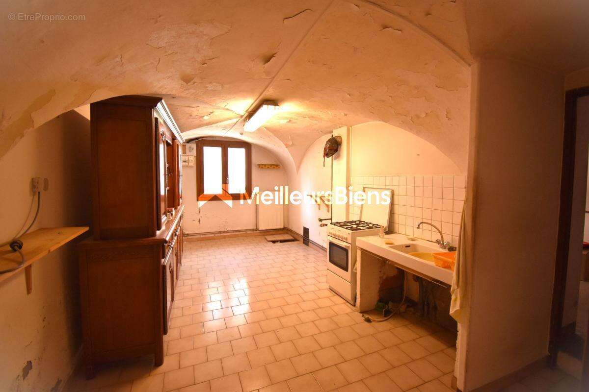 Maison de village à rénover 377 m² à Val-des-Prés avec jardin - photo 2