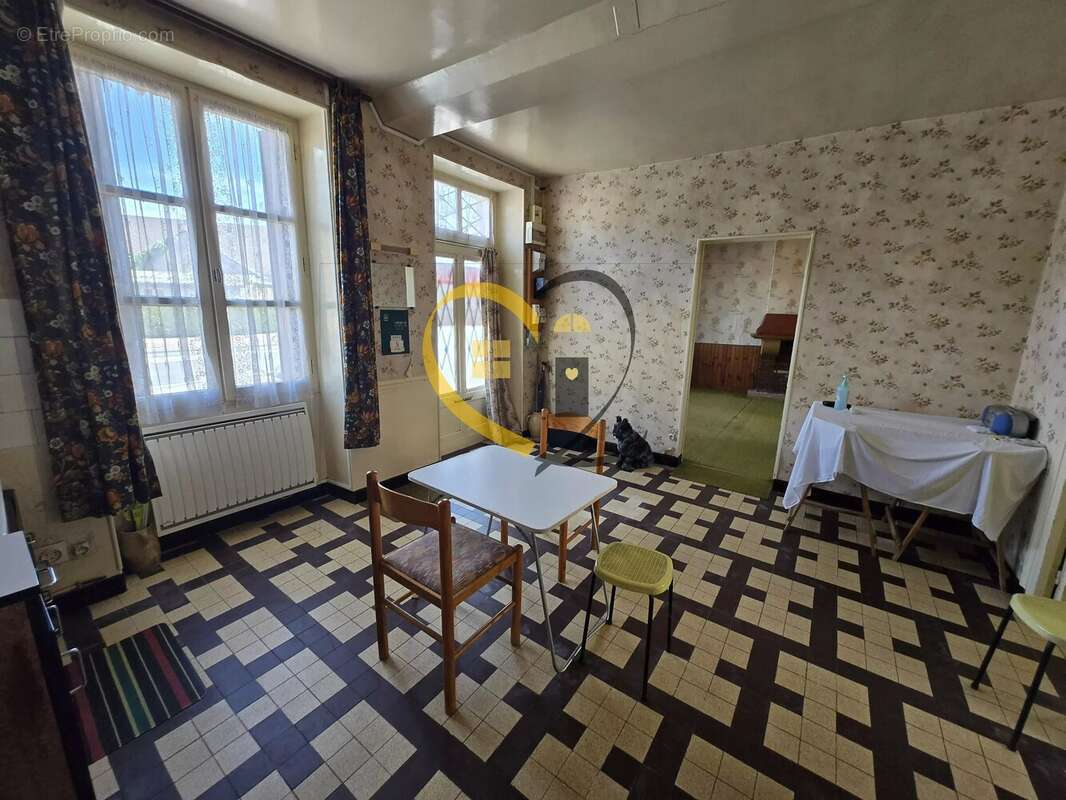 Maison à LA CHAPELLE-D'ANGILLON