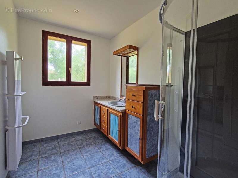 A vendre CRAYSSAC (46) Maison familiale 8 pièces de 200m² habitables - 5 chambres - 2 Vérandas - Terrain de 8000 m² - photo 16