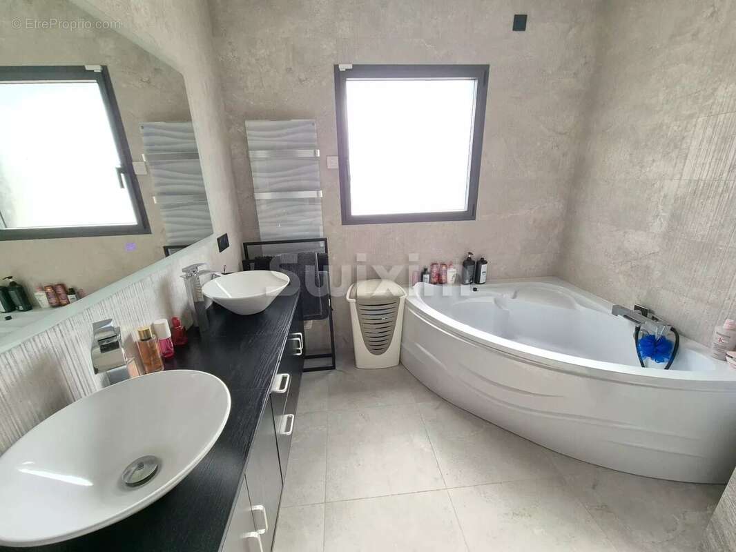 Maison à LE DESCHAUX