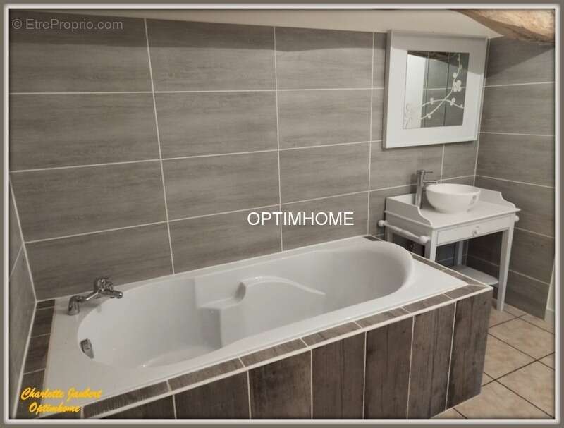 Maison à MONTMOREAU-SAINT-CYBARD