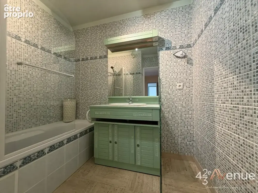 Appartement 98 m² à Saint-Etienne  - photo 4