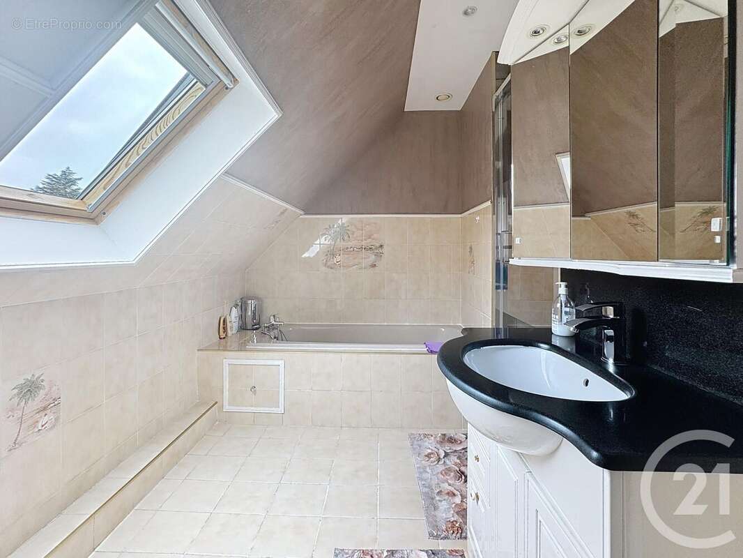 Maison à VAUX-LE-PENIL