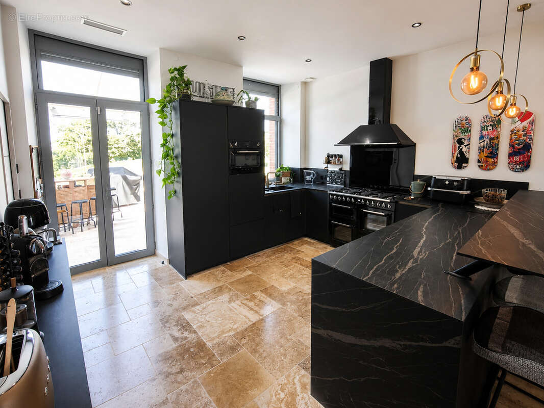 Propriété entièrement rénovée de 323 m2 avec piscine et dépendances - photo 11