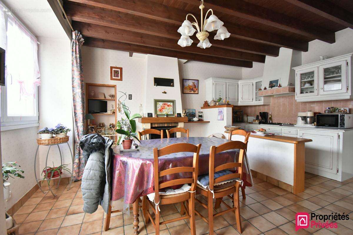 Maison à SAINT-PIERRE-DES-ECHAUBROGNES