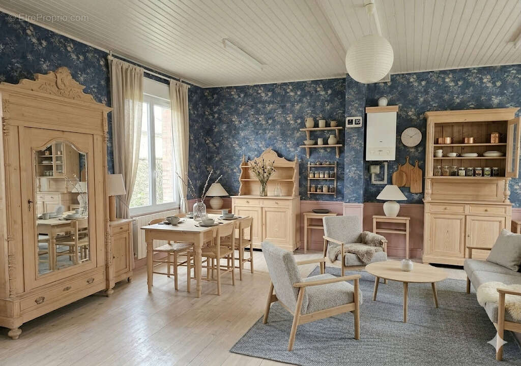Maison à MENESLIES
