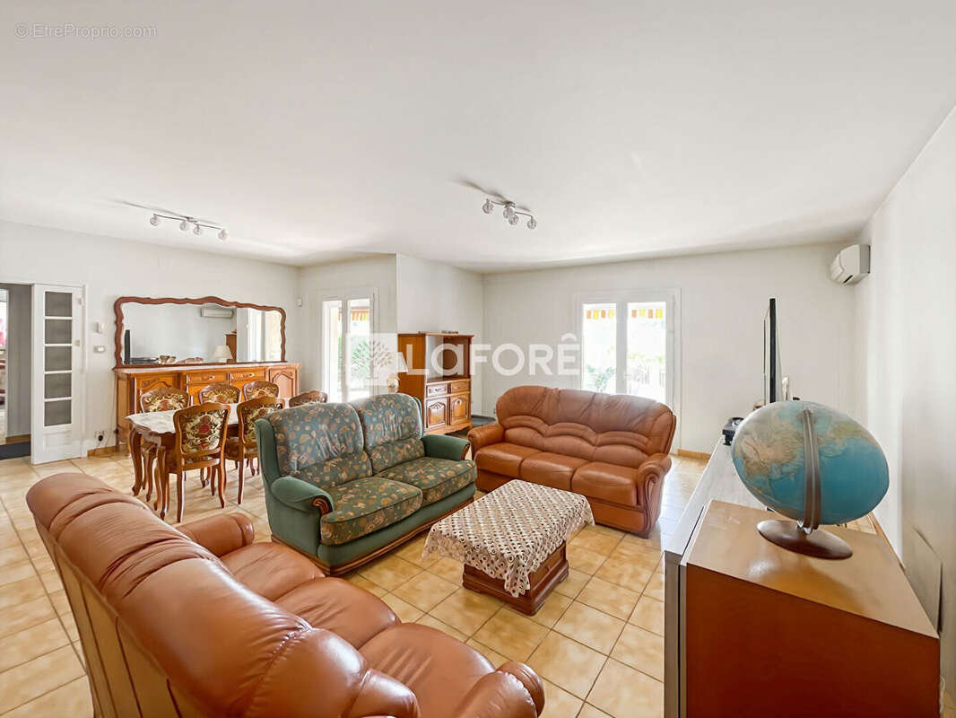 Maison T5 de plain-pied environ 186 m² - Centre-ville de Castelsarrasin - Garage - photo 3