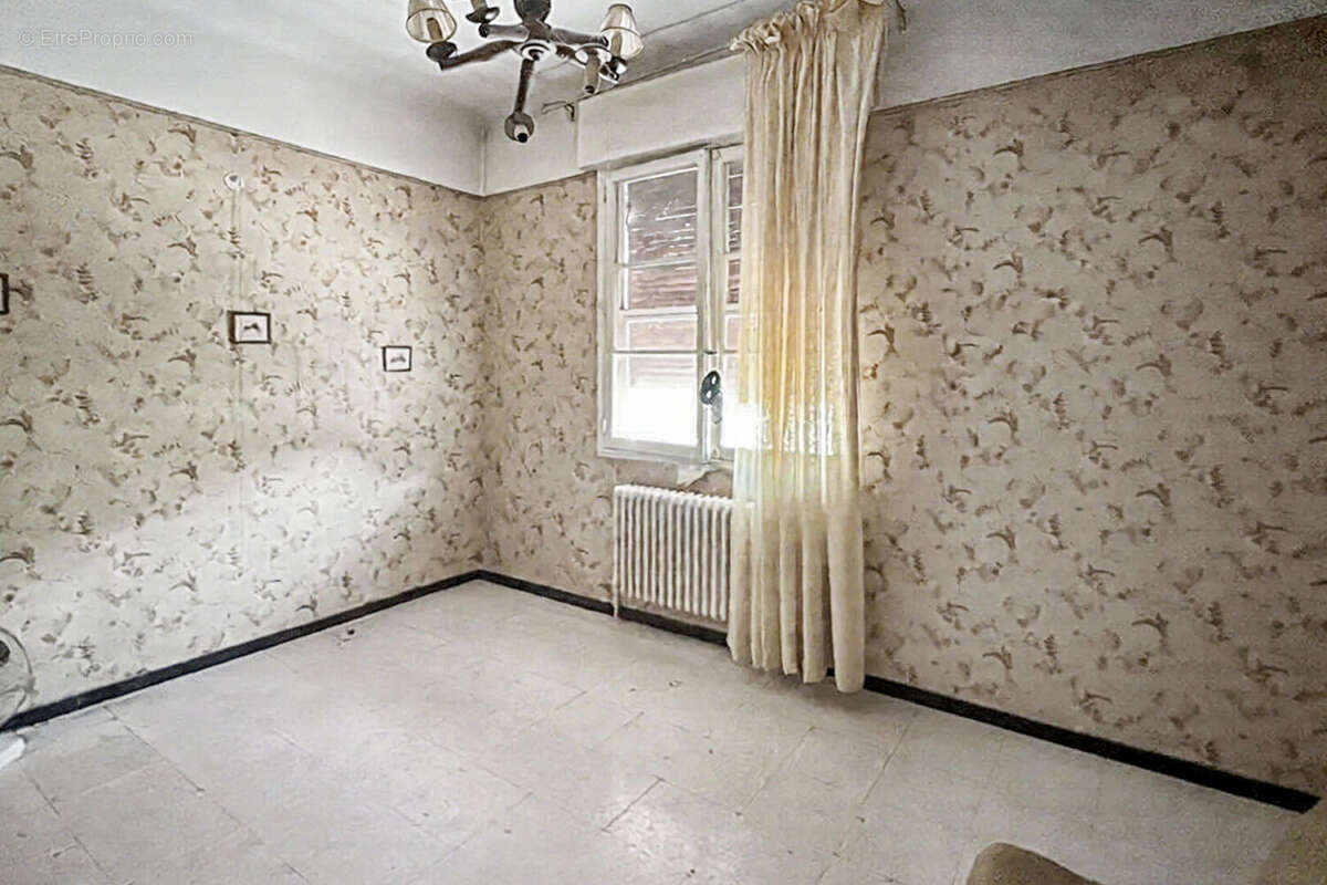 Maison de 217 m² à vendre en coeur de ville avec 2 appartements indépendants, terrain de 575 m² et fort potentiel d'aménagement - photo 7