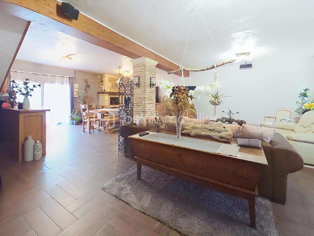 Propriete + 2 studios loués 1 100€/mois – piscine – terrain clôturé arboré 2 200m² – - photo 10
