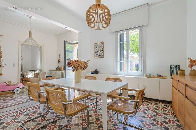 Magnifique PROPRIETE : Maison De Maître Et  Deux Dépendances (  17 Pièces / 400 M² )  Située à VERARGUES (34) DEDIEE A UN PROJET - photo 8