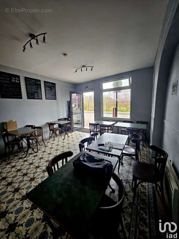 Photo 2 - Commerce à CORBEHEM