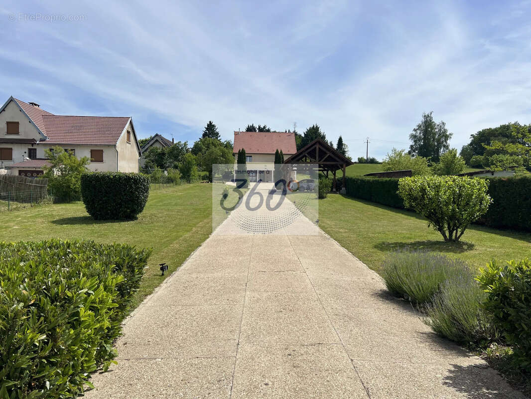 Maison rénovée avec fort potentiel avec terrasse, grand terrain et dépendances. - photo 27