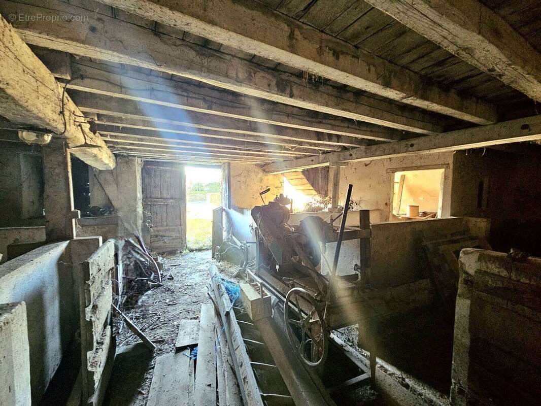 Corps de ferme à rénover avec son terrain d'environ 1 400m² - photo 11