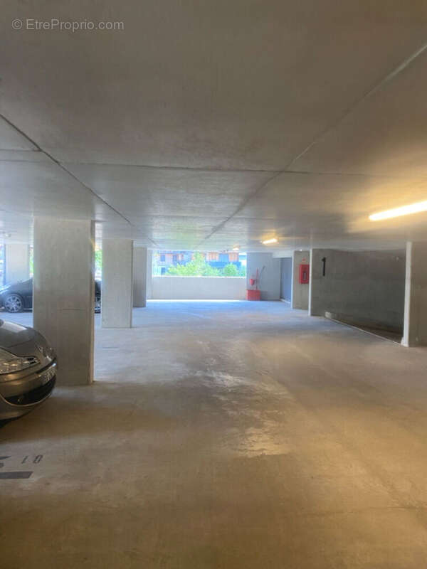 À vendre - Place de parking sécurisée - Grenoble Flaubert - photo 3