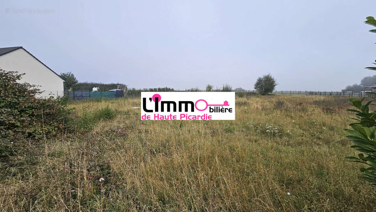 Terrain à ESTREES-DENIECOURT