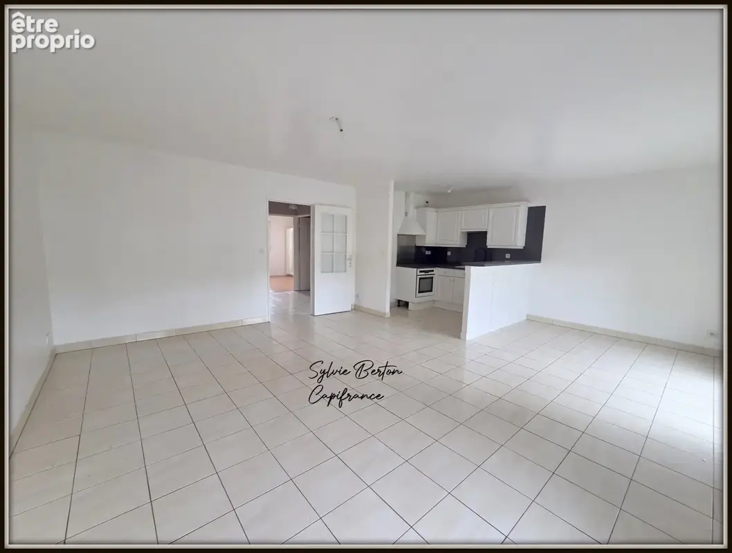 VAUJOURS - Appartement T3 de 72 m3 avec balcon, box et place de parking - photo 2