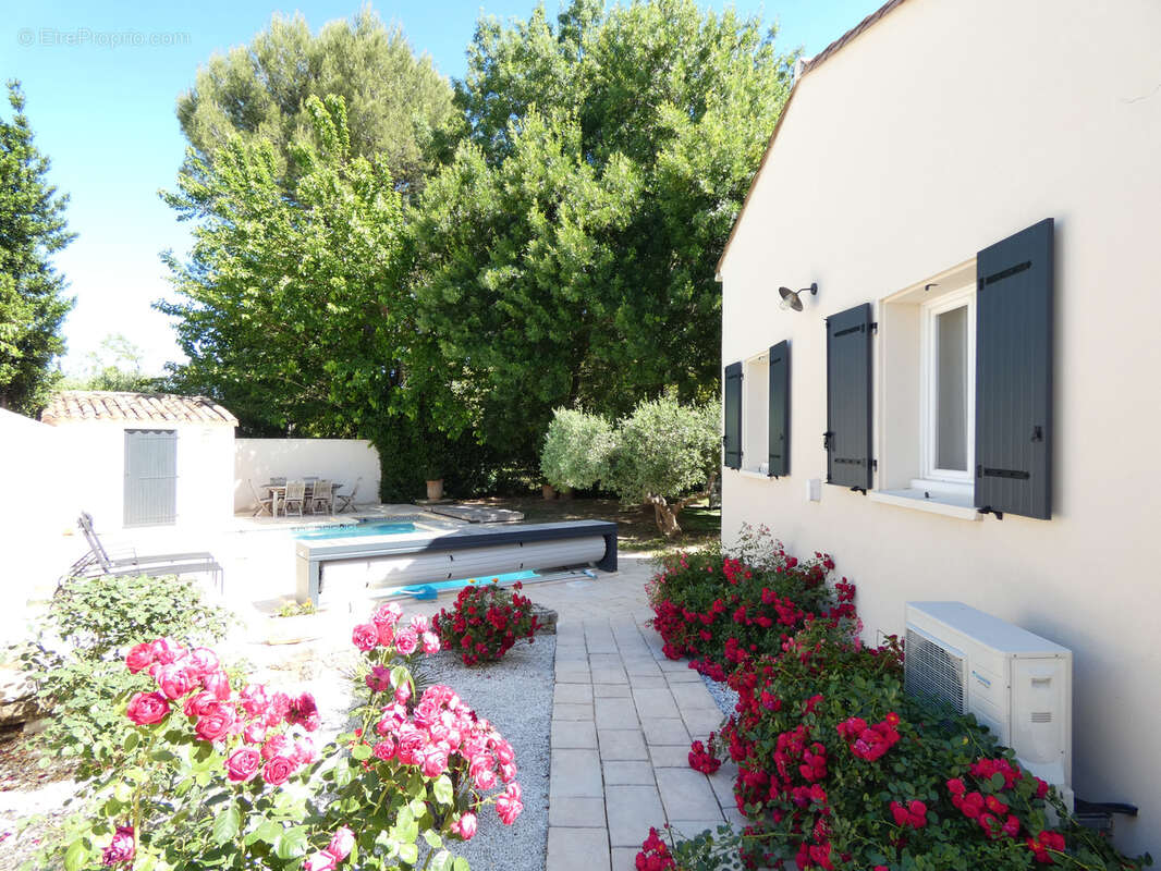 Maison à SAINT-CHAPTES