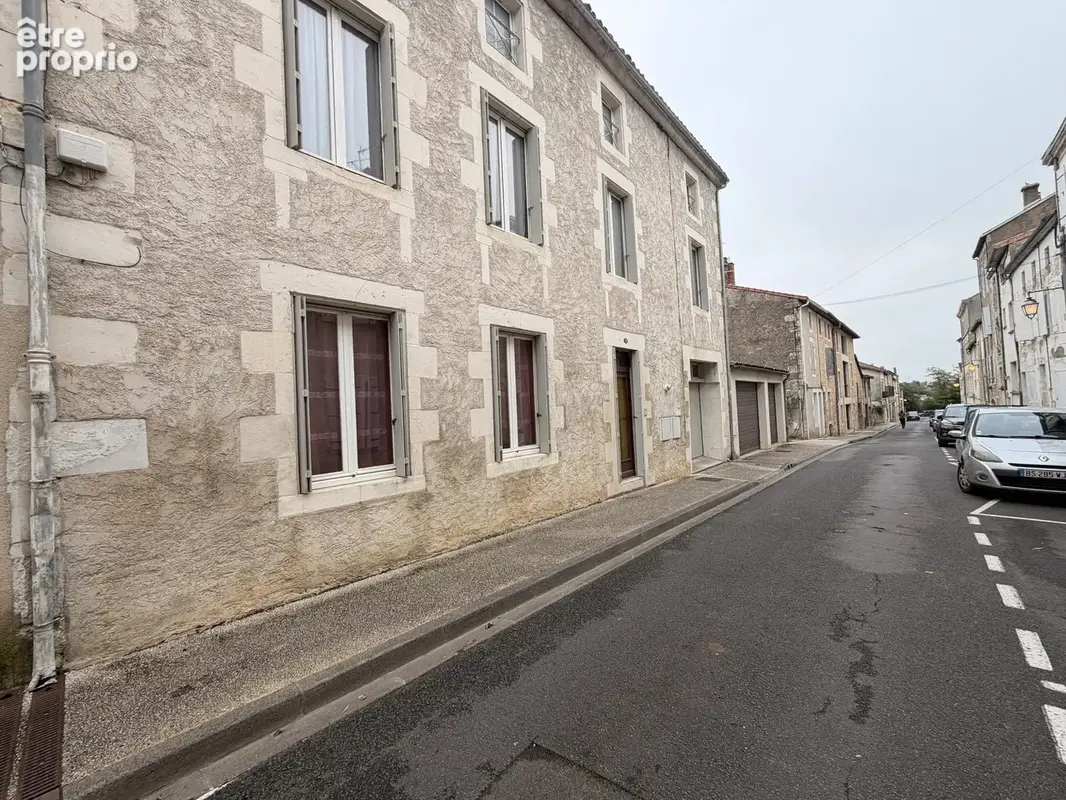 Maison de ville de trois chambres au cœur de Ruffec - photo 1
