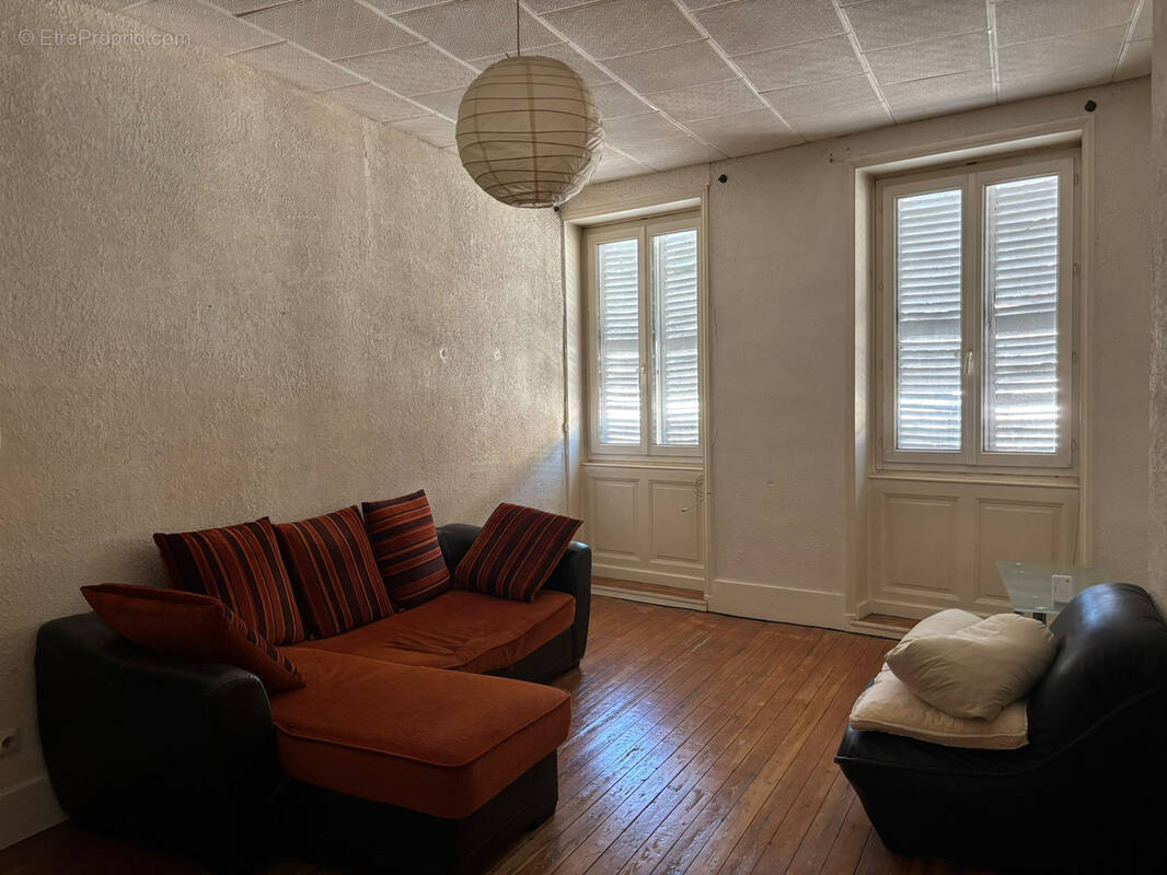 Appartement à BAGE-LE-CHATEL