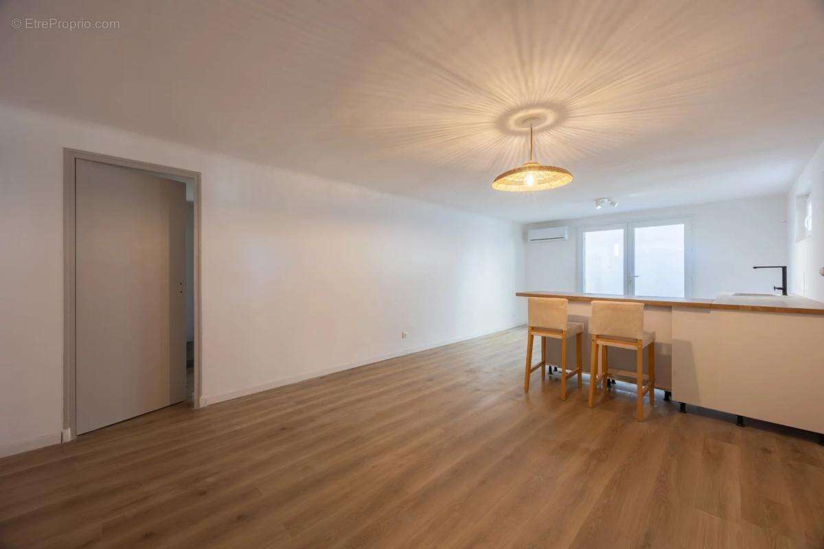 Appartement à LE PUY-SAINTE-REPARADE
