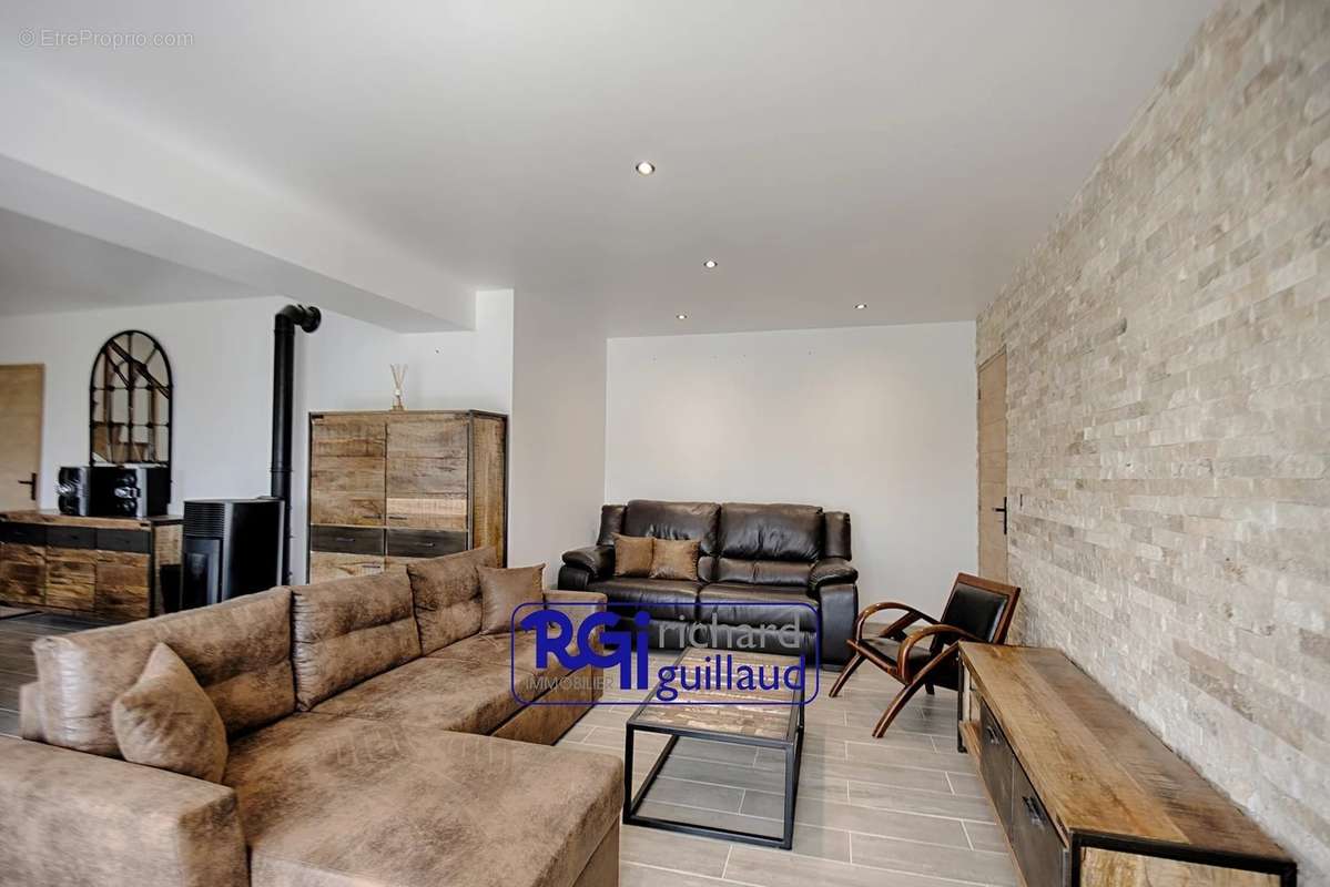 Maison à SAINT-DIDIER-DE-LA-TOUR